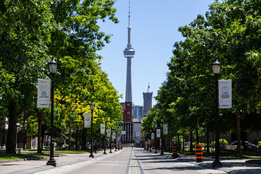 Image of the CN Tower from Kings College Circle